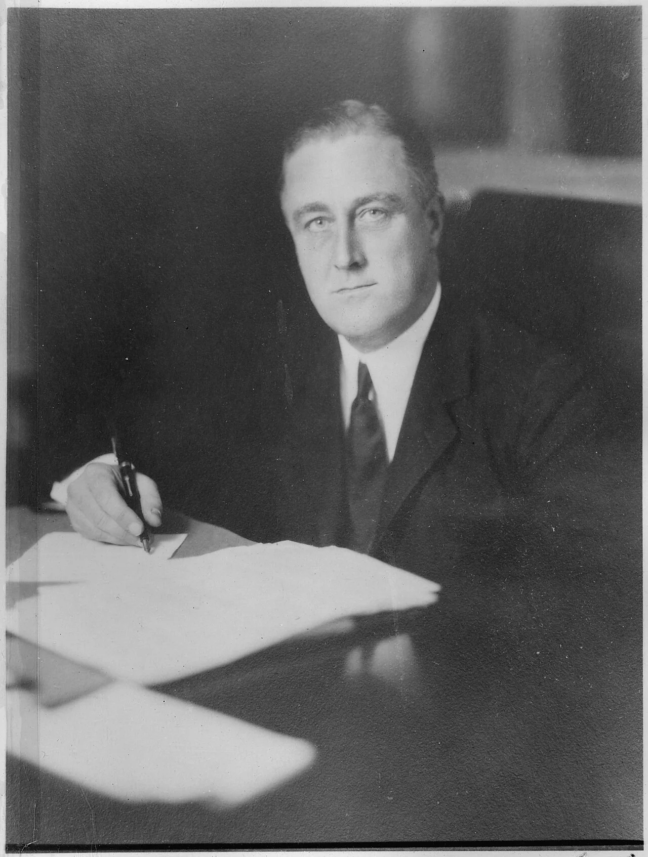 富蘭克林·德拉諾·羅斯福於1933年的黑白肖像照